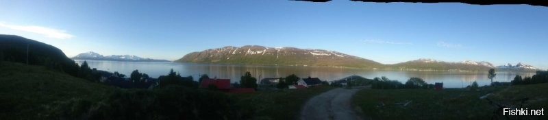 Эх, чо стесняться, вот, брат мой младший тусит в заполярной Норвегии, присылает иногда виды.
Та, что с велосипедом, это середина июня, жара, братуха в шортах, а в тенёчке снег лежит.
Ну и панорамма.