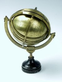 Скорее всего это "картриджи" для астролябии. На шарах океаны и материки. А вот самой астролябии нет.