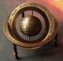 Это астролябия-глобус внутри ее такой же шар с материками. Понятно что это всего лишь сувенир. но принцип действия думаю ясен.