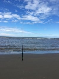 Я вчера поехал на море , погодка вроде бы хорошая дети даже искупались . Поставил удочку , удача первая поклёвка и сразу сибас не большой и вот буквально через 5 минут начался сильный шторм хотя по прогнозу его не должно было быть .