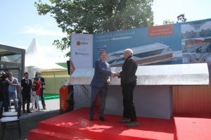 Да, ещё одна прекрасная новость:

27 июня 2020 года в г. Санкт-Петербург учредитель верфи «Эмпериум» Александр Лебедев подписал контракт на поставку пяти скоростных катамаранов Ecocruiser с председателем совета директоров ООО «ВодоходЪ» Виктором Олерским.

В этот же день состоялась закладка первого из пяти катамаранов.

Катамаран сможет перевозить до 120 пассажиров и будет ходить от Дворцовой набережной Санкт-Петербурга до Петергофа.

Разработчик судна   НПК «Морсвязьавтоматика».
