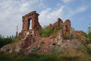 Задрали вы! Ну да, приврал он сильно. Но то, что ты здесь привел в качестве "обличающего факта" - а где здесь ложь?
За нарушения трудовой дисциплины - было? Было.
Сын-дочь врага народа было? - БЫЛО Б.ЛЯ!
Рассматривать эти события надо в контексте времени, это основное, но плеваться только потому, что "это написал врун, а значит все было не так" - так почитай других.
Предки у нас толковые - идиотов в товарном количестве не было, но не "р-р-раааз и напряглись, и забороли Гитлера".
Нет, не так всё было, народ стал работал на смерть, на износ, власть понимала - будет 2-я Мировая, а мы не готовы, нас всех на мыло отправят, кто-то лучше понимал цель, кто-то менее четко, но успели сделать, через кровь, через смерти, но смогли быстрее фашистов.
P.S.
В этом доме люди прожили больше месяца - такой уютный был. Но после этого месяца стало ясно - мы победим, наше кун-фу сильнее.
Домик даже ремонтировать не стали - остался нетронутым с 42-го, такой удобный...
