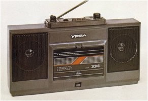 Из этого чуда вынималась магнитола и втыкалась в тачку. Люто эргономичная вещь!