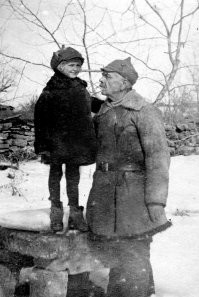 Мой прадед с внучкой (моей тётей) в 1932 году и мой дед на охоте в 1937 году - оба в будённовках.