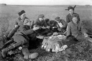 Мой прадед с внучкой (моей тётей) в 1932 году и мой дед на охоте в 1937 году - оба в будённовках.