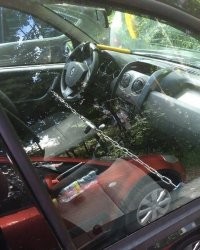 интересно как сам хозяин попадает в своё авто?