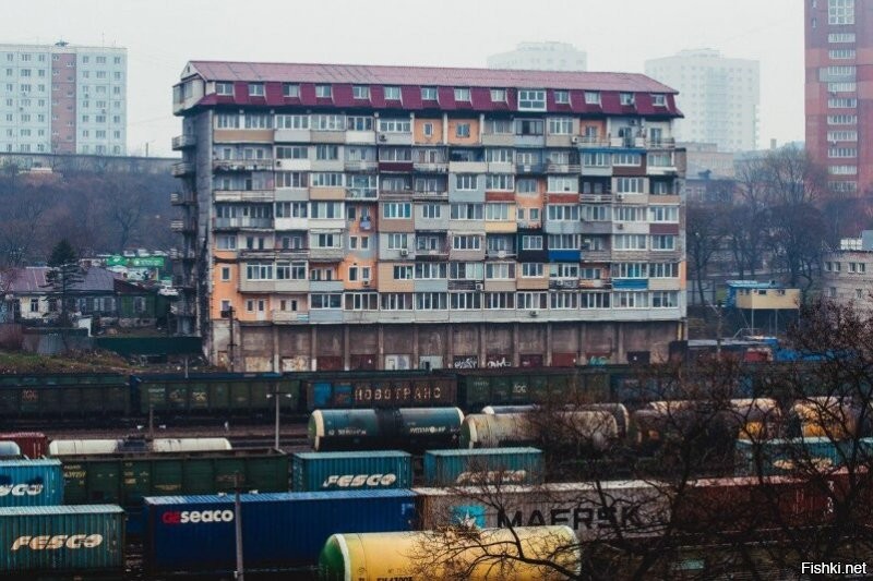 Во Владивостоке тоже такой есть. Стоит на крыше гаражного кооператива.