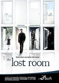 «Потерянная комната» 2006 (англ. The Lost Room)   американский фантастический, мистический минисериал. Его сюжет строится вокруг загадочной Потерянной Комнаты и примерно сотни обиходных предметов из этой Комнаты, которые имеют необычные свойства. Это так называемые Объекты: автобусный билет, который мгновенно перемещает человека в определённое место; расчёска, которая ненадолго останавливает время вокруг пользователя; и другие. Главный герой сериала, детектив Джо Миллер, ищет эти Объекты, чтобы спасти свою дочь Анну, которая исчезла в Комнате. Бывшая в начале мотеля 1960-х годов номером обычного мотеля на шоссе 66, теперь эта Комната существует вне пространства и времени.

Старый уже сериал, но не плохой и легко смотрится.