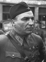 Чкалов погиб, когда ему было 34 года. На фото он выглядит гораздо старше.