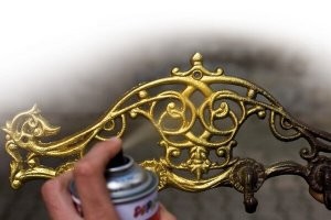 Баллончиком с золотой краской проще. Хотя и вариант с отрубленной рукой тоже неплох.