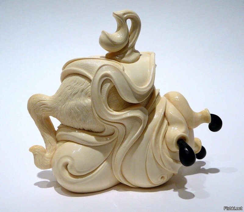 Кто может всё время спать и параллельно участвовать в оживлённой беседе? Конечно, же Соня   знаменитая мышь из сказки Льюиса Кэрролла «Алиса в стране чудес». Историки, изучавшие мемуары писателя, полагают, что прообразом Сони послужил домашний питомец одного из знакомых Кэрролла.

В архивах даже сохранилось упоминание об этом животном, которое считается прирученным вомбатом, представителем особого подвида мышей. Юные англичане в те времена устраивали для своих любимцев уютные домики в небольших фарфоровых чайниках, дно которых выстилали ковриками из сена и травы.

Соня как литературный персонаж обладает непростым нравом. То она флегматично спит на чаепитии, служа подушкой для Шляпника и Мартовского Зайца, то довольно агрессивно делает замечания слишком быстро растущей Алисе. Попытки понять темперамент Сони не увенчиваются успехом, так как периоды её бодрствования длятся слишком мало, а по отрывочным фразам сложно уловить смысл её речей.