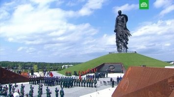 Просто хотел закончить пост красивым фото, смешного тут нечего, просто сегодня открытие памятника. Прекрасный памятник.
