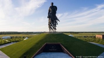 Просто хотел закончить пост красивым фото, смешного тут нечего, просто сегодня открытие памятника. Прекрасный памятник.