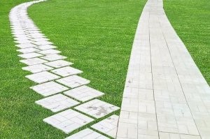 Ну наконец то до них дошло!
И.В.Курчатов, став во главе института, решил проблему хождения по газонам со всей присущей советскому физику фундаментальностью и изящностью решения. Он распорядился не асфальтировать дорожки на прилегающей к институту территории, а дождаться, пока сотрудники института сами протопчут тропинки там, где им удобнее всего ходить. А потом конечно заасфальтировал.


Однако, оказывается, Курчатов не был первопроходцем в этой методике. 
Еще в 1929-1932 годах эта идея использовалась при реконструкции пешеходной зоны у Большого проспекта Васильевского острова. Зимой с помощью аэрофотосъемки фиксировались протоптанные пешеходами по снегу дорожки. А летом по наиболее удобным для людей направлениям были проложены аллеи, а в местах пересечений устроили площадки для отдыха.