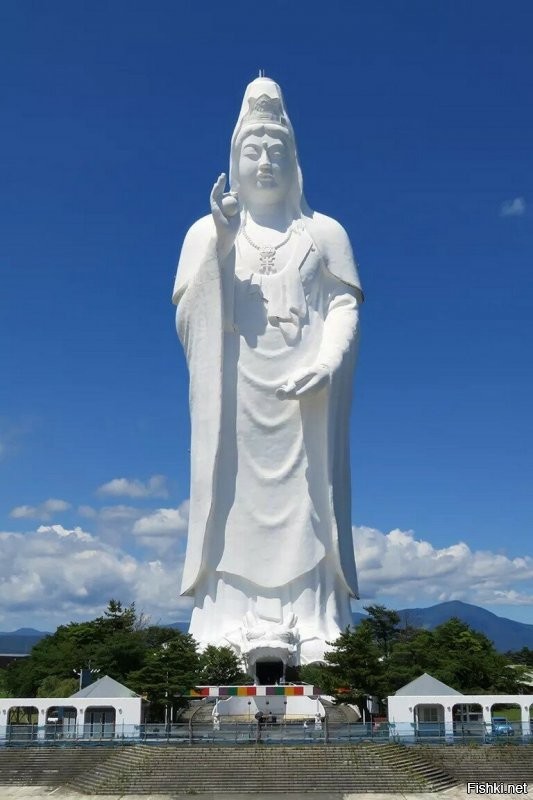 "Статуя Сэндай Дайканнон в городе Сэндай высотой 100 метров была построена в 1991 году. Статуя изображает буддийскую богиню Каннон, несущую жемчужину желаний Нёиходзю в правой руке и небольшой сосуд с водой мудрости в левой руке, что классифицирует её как «Каннон, исполняющую желания».
Внутри статуи действует лифт для посетителей, на котором они могут подняться на вершину статуи (12-й этаж), где расположен храм, посвящённый богине и откуда открывается панорамный вид на Сэндай. Спуск производится по лестнице, расположенной также внутри статуи. На каждом из уровней имеются по восемь статуэток будд, размещённых в деревянных шкафах, всего 108, символизирующих человеческие страдания и заблуждения.
Вход в сооружение оформлен в виде пасти дракона. В зале первого этажа расположены 33 статуи богини, олицетворяющие человеческие желания и 12 статуй, соответствующих китайским знакам китайского календаря.
По легенде одним из воплощений богини Каннон является «зовущая кошка» Манэки-нэко, также в её честь названа японская компания Canon" -  Википедия.

В очередной раз копипастят эту фотку (. 
Можно было бы и описание "приложить"...