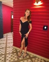 Её красота неоспорима??? Месьё знает толк в извращениях. И вообще - красота обложек неоспорима, не более того...