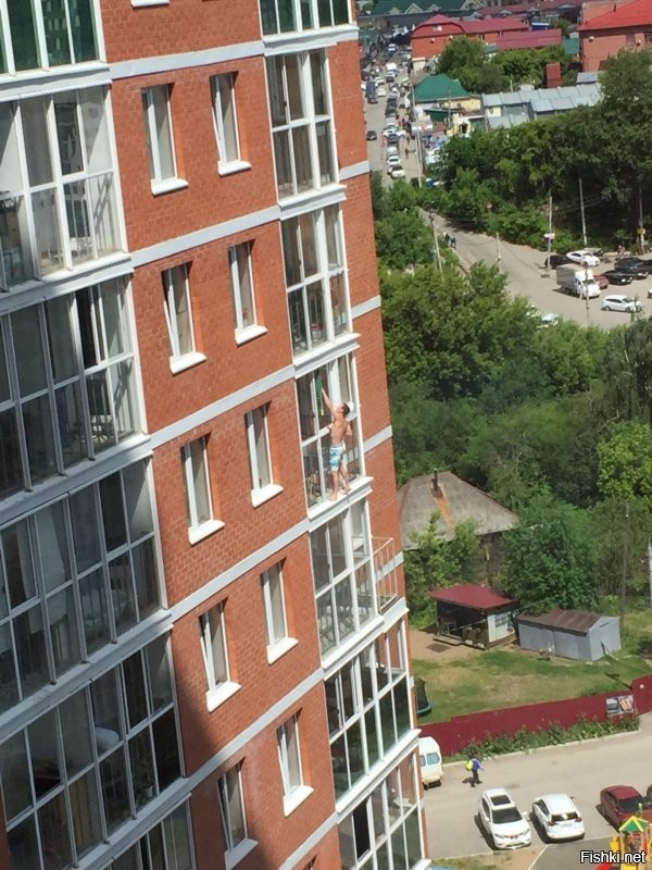 А это в нашем городе. Мужик окна моет. Сама не видела, фото из вк. Говорят, что на 13 этаже )))