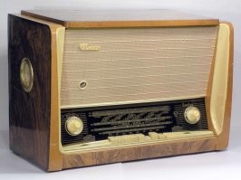 Вот такая у нас была... А это мой первый "винил", который я прослушал. (4 - 5 лет мне было...)