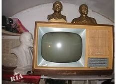 вот такой монстр был, сверху вертушка. само радио работало до момента утилизации. ещё пара была на даче, от дедов осталось. я хз как, но тот бумажный динамик давал такой хороший звук.