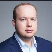 А этот разве что-нибудь тяжелее авторучки подымал?