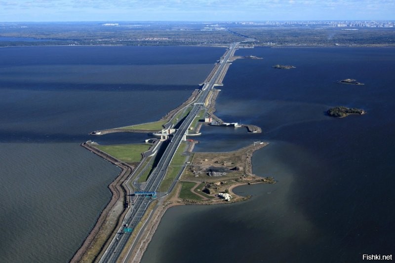 Вот построили дамбу,построили комплекс защитных сооружений (КЗС) а Питер всё равно регулярно затапливает.В чём подвох?Вот в Голландии дамбы тоже имеются (без них и страны бы не было) а вот их не затапливает никогда.На фото дамба и  Кронштадтский КЗС.