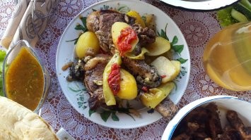 вот еще пару советов:
 * с шашлыком из говядины осторожнее. она, в отличие от той же свинины - ошибок не прощает. 
 * мангал ДОЛЖЕН стоять ровно. угли распределены РАВНОМЕРНО!
 * расстояние от мяса до углей 15-16 см.
 * не делайте крупные куски!
 * даже поросятину или телятину с идеальным маринадом запросто испортит нерадивый мангальщик - не пережаривайте и не отходите от мангала, пока не снимите мясо.
 * никаких жидкостей для розжига!

И напоследок рецепт, который я подглядел на канале у одного классного мясника и поделюсь с Вами:
 * Маринуем свиной антрекот пожирнее (соль, молотый перец, ОООЧЕНЬ много лука, сухой базилик. после того, как мясо промариновалось - выкладываем антрекот (можно вместо с луком из маринада) на двойной слой широкой фольги, обкладываем антрекот дольками помидоров, дольками болгарского перца, дольками картофеля и баклажанов (если оные имеются) и дольками свеженарезанного лука. подсаливаем это дело. закрываем фольгу наглухо, чтобы ни в коем случае никаких отверстий - в этом фишка этого рецепта. кладем на сетку и на угли. НА ОДИН ЧАС! переворачивать каждые 15 минут. Получается нежнейшее мясо с овощами и вкуснейшим соком. Прикладываю фото готового продукта выложенного на тарэльку. приятного аппетита!