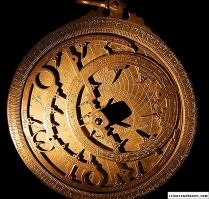 15 что-то совсем не похоже на астролябию. Даже на сферическую.
Я, конечно, арабскую вязь не разумею, но цифры-то где? Они и у нас арабские :)