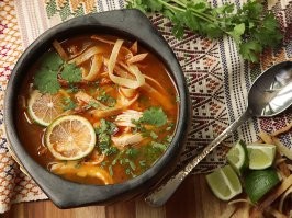 Мы с женой первый раз побывали в Мексике в начале нулевых, когда recipe.com был еще в зачаточном состоянии.  Попробовали их Юкатанский sopa de lima - очень похожий суп, только без бобов и кукурузы.  Вычислили составляющие, и до сих пор готовим.  Действительно, отличный вариант, особенно для эмигрантов из СССР, потому что иначе мы сворачиваемся на знакомые с детства рецепты и зацикливаемся в них.  Спасибо единомышленникам!