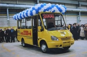 "Дельфины" не такая уж и плохая украинская модификация привычного и крайненеудобного в городских маршрутах фургона ГАЗели. Они до сих пор ездят исправно по городам Украины и сильно выигрывают в сторону комфорта для пассажиров от классики. Начиная от автоматических пневмо-дверей, высоких "стоячих" потолков и общего, значительного увеличения пассажирского салона и его обзорности. Этой модификации я бы точно минусовать не стал, она реально улучшила базовые характеристики, но только, конечно, подходит для городских маршрутов, для межгорода они плохо приспособлены - как правильно заметил автор из за утяжеления, что вредно отражается на трассовых скоростях и видимо на устойчивати и долговечности подвески. Эта модификация оправдана и экономически очень выгодна