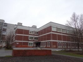 Фигня это все! Вот в моем детстве, когда мяч залетал на крышу садика или школы, целый квест нужно было пройти, чтоб его достать. А живу я в типовом спальном районе. Попробуй залезь.