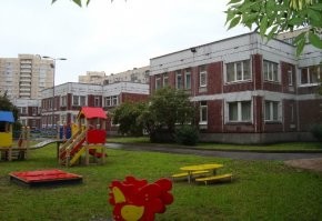 Фигня это все! Вот в моем детстве, когда мяч залетал на крышу садика или школы, целый квест нужно было пройти, чтоб его достать. А живу я в типовом спальном районе. Попробуй залезь.