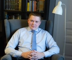 Не ты один. Этот "эксперт" тоже ни разу не работал ни в одной коммерческой структуре, ни на производстве, не развивал собственный бизнес, а работает в государственном ВУЗе и получает зарплату тоже из денег налогоплательщиков. 
Да вот только парень явно метит во власть, поэтому занимается активно самопиаром. То, что он рассказывает, называется популизмом. Так проще всего начать политическую карьеру. Да вот только на самом деле он, не имея соответствующее опыта, не общаясь в соответствующих кругах, никогда не поймёт и не поддержит обычных работяг - это и ежу понятно. 
Очередной распиливатель бюджета подрастает