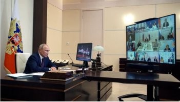 Путин заявил - нужно больше узбеков и таджиков. Все граждане РФ трудоустроены.

Президент России Владимир Путин заявил, что Россия нуждается в притоке новых граждан и в привлечении мигрантов из других стран. Об этом он сказал в ходе встречи с представителями рабочей группы по поправкам к Конституции.Россия нуждается в притоке новых граждан»,   сказал Путин.

По его словам, очевидно, что с развитием экономики в России уже не хватает, а скоро будет очень заметно не хватать рабочих рук. Президент отметил, что «это становится реальным, объективным ограничителем экономического роста в стране».

Путин добавил, что российские власти будут продолжать способствовать повышению рождаемости в России, но страна нуждается в привлечении людей из-за границы.

Он подчеркнул, что Россия заинтересована в притоке мигрантов