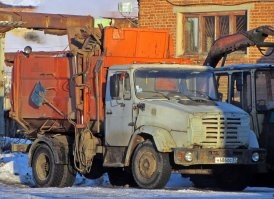 Добавлю.Помните "Терминатор" 1984 года? Там в начале фильма негр мусорщик ругается на свой мусоровоз,дескать старая хрень. С захватом бака спереди. Не выходя из кабины.
Это 1984 год! У нас, бл"дь, даже до такого уровня не везде добрались. Ездят мусоровозы с боковой загрузкой,у которых из щелей течет параша,а из цилиндров-масло. И водители на них не работают,а "бутся.
1984-й. 2020-й. Ощути,бл"дь,разницу.
Тот негр ох"ел бы,работая на нашем зилке.