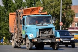 Добавлю.Помните "Терминатор" 1984 года? Там в начале фильма негр мусорщик ругается на свой мусоровоз,дескать старая хрень. С захватом бака спереди. Не выходя из кабины.
Это 1984 год! У нас, бл"дь, даже до такого уровня не везде добрались. Ездят мусоровозы с боковой загрузкой,у которых из щелей течет параша,а из цилиндров-масло. И водители на них не работают,а "бутся.
1984-й. 2020-й. Ощути,бл"дь,разницу.
Тот негр ох"ел бы,работая на нашем зилке.