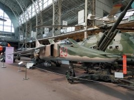 Кстати я не знаю откуда белги достали самолеты и вертолеты и уазики , танки . Но это все есть в королевском музее в Брюсселе . Лет 17 назад еще разрешали лазить и крутить все , а теперь нет . Да и музей был бесплатный до 2019 года , теперь вход 2.50 евро для жителей Брюсселя и  4 для остальных .
