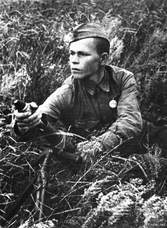 В твоих комментариях "юмор и не слова о солдате(всё ради лайков!!!)
Советский минометчик Керемкул Османкулов с лотком 82-мм мин.
Советский минометчик И.А.Яблоков, награжденный медалью «За отвагу», ведет огонь из своего ротного 50-мм миномета. Ленинградский фронт.