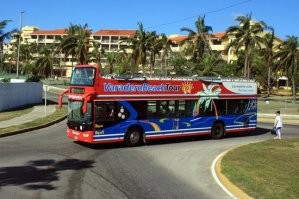 В Варадеро поехали на прогулку на автобусе на втором этаже. Пошел дождик. Есть фотки очень смешные . Не покажу.