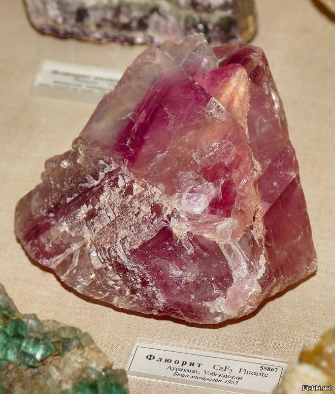 Флюорит.
Вот мое фото из музея Ферсмана: