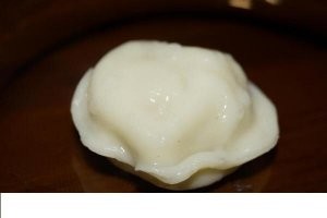 Земля  неправильно нарисована.  Она раньше была  плоская, но не квадратная, а круглая.  С нижней стороны  жили  люди, а сверху динозавры.  Потом в  земной диск попал огромный астероид и  диск свернулся наподобие пельменя.  Динозавры попали внутрь земного шара, откуда их по сей день откапывают, а люди остались жить  на поверхности. Астероид  превратился в ядро земли.                       Именно так  объясняют строение земли ведущие специалисты по мировым проблемам с Пикабу.