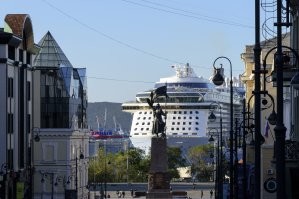 Как то с утреца , иду , а посреди Океанского проспекта нарисовался Quantum of the Seas
