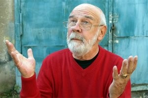 – В наше время, можно украсть велосипед и всё здоровье отдать в тюрьме, а можно воровать вагонами и всегда оставаться на плаву. В России красть составы гораздо безопаснее чем велосипеды, это я тебе конкретно говорю.