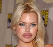 Бабы как бабы. Чутка геулурона (или как там эта херня для губ называется), без фанатизма выглялит нормально. Это не силиконовые свистки. А похожи.... Ну да фома бровей, разрез глаз, нос похожи, прямые волосы... Так вас там в Москве хералиард. Сотню баб одинаковых найти раз плюнуть.