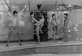 В смысле без названия? Шрифт же на всю фото