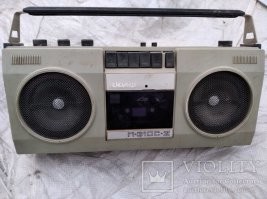 Протон-401, пожалуй, был наихудшей перделкой Советского Союза. Наклепали их, наверное, миллионы штук. По крайней мере в нашем дворе у двоих такие были. Но звучание! Сказать "ужас" - ничего не сказать. Оно хрипело-пердело прямо из магазина! Зато дешево и в любых Радиотоварах продавался. У друга был "Электроника-302". Тоже не айс, но его хоть как-то слушать можно было. Мой же первый магнитофон был сразу "Скиф М-310С-2". Далеко не самый дорогой, но это уже был звук. Как сейчас помню: в комплекте шла демо-кассета с Алан Парсонс Проджект. Как я кайфовал от чистоты звучания!