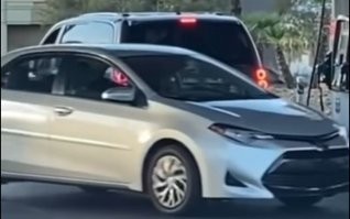 Если бы на заправке было одностороннее движение, то без вопросов, выбирай колонку слева либо справа. Но тут двухстороннее движение и она отдала приоритет правостороннему движению, надеясь на то, что всё продуманно, ей только надо ПДД придерживаться и всё будет пучком. Как же было её удивление...
А теперь не в тему - если бы чувак на фото заехал чуть раньше и попал в лобовую, кого ДПеСники назначили виновным? Никогда не задумывались? Ну теперь думайте.