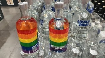 зачем фотошопить, если эта гадость реально есть?