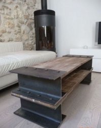 Углы этого стола не прощают ошибок, если проходя мимо задеть угол. Их по совести надо закруглить.