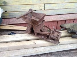 "Нашли в земле когда перекапывали палисадник, даже не могу предположить что это"
--------------------------------------------------------

Интересно - кто зарыл в палисаднике машинку Ракова. И с какой целью?