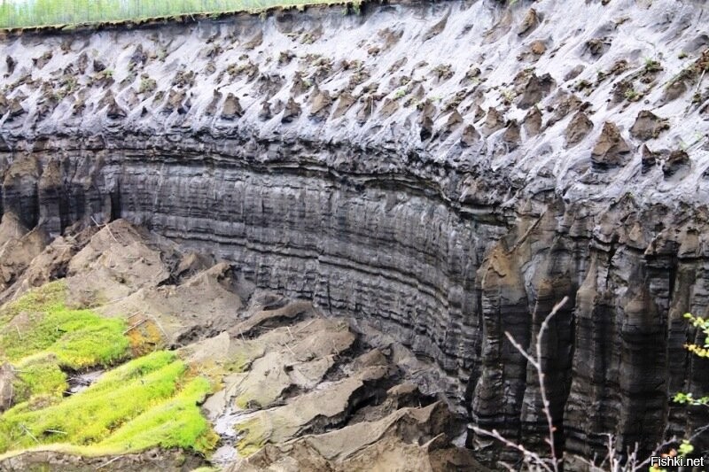 Нашёл более детальное фото. Эта слоистая штуковина случаем не лёд?